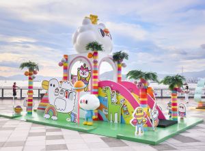 坚尼地城的卑路乍湾海滨长廊设有多个活动装置，包括「波萝油妹妹」的滑梯、氹氹转杯、摇摇板，以及「Messy Desk」的游乐设施。