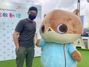 「癫当」创作者陈宇峰在荃湾西海滨制作「癫当」猫装置，希望带给都市人快乐。
