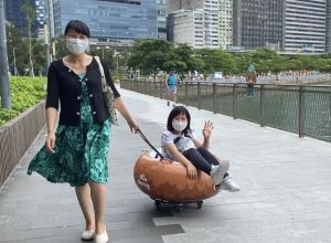 荃湾西海滨新增多个装上车轮的水泡装置，让家长和小朋友可一起玩乐。