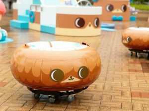 荃湾西海滨新增多个装上车轮的水泡装置，让家长和小朋友可一起玩乐。