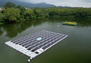 渠务署早前举行新田雨水泵房开放日，并特别介绍设置于新田蓄洪池的浮式太阳能发电系统及生态浮岛。