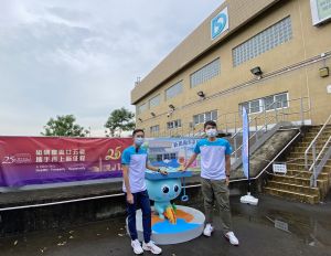 渠务署特别职务部工程师黎康豪（左）和渠务署土地排水部工程师詹世丞（右）在开放日向市民介绍乡村防洪计划及新田雨水泵房的运作。