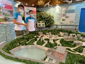 新田雨水泵房内设有新田防洪资讯中心，为学校及社区团体提供预约导赏服务，让参观者深入了解渠务署的防洪策略。