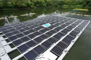 新田乡村防洪计划的蓄洪池，池面面积约16 400平方米，提供了合适的场地作为部门首个浮式太阳能发电系统的试点。