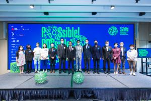 在公共空间设计研讨会上，本地及国际专家及学者分享他们参与公共空间设计及管理的经验。发展局常任秘书长（工务）刘俊杰（左七）及建筑署署长谢昌和（左六）担任主礼嘉宾。