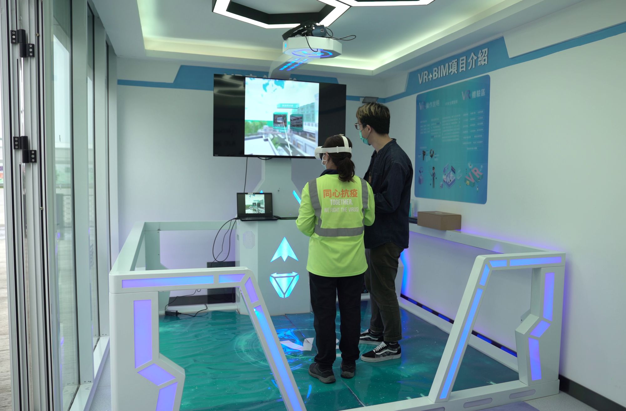 发展局和建造业议会共同开发的虚拟现实训练套件，透过像真度极高的模拟意外事故，让工友体验高危工序的风险和发生意外后带来的严重后果，从而提高个人安全意识。