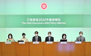财政司司长陈茂波（右三）日前联同财政司副司长黄伟纶（左三）、发展局局长甯汉豪（右二）、房屋局局长何永贤（左二）、房屋局常任秘书长／房屋署署长王天予（左一）和署理发展局常任秘书长（规划及地政）丘卓恒（右一）举行记者会，阐述《行政长官2022年施政报告》中有关土地及房屋的措施。
