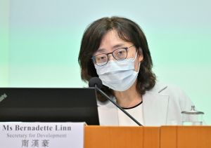 发展局局长甯汉豪表示，我们觅地需放弃「地刚刚够就可以」的思维。我们要有土地储备，才可让政府及各界有空间想政策创新。