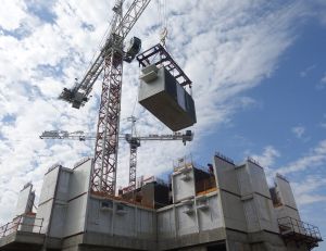 发展局会积极鼓励业界更广泛采用「组装合成」建筑法，以提升生产力、成本效益和工地安全，同时加快公私营建屋进度。