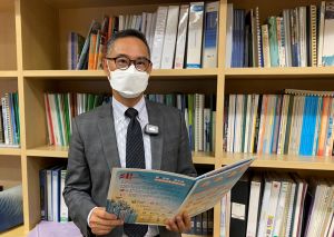 发展局常任秘书长（工务）刘俊杰表示，政府今年已向建造业议会提供10亿元资助，资助议会未来六年提供27 000个技术工友培训名额。