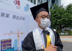 今年毕业于香港建造学院的王子龙表示，政府大力投资基建，为建造业从业员提供事业阶梯和更宽广的发展空间，令他决定转行加入建造业。