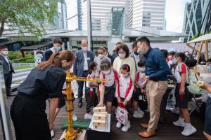 发展局、教育局、议会及政府工务部门会联同专业团体，举办实地考察及建立网上学习资源，把与建造业相关的STEAM知识透过学校带给下一代。