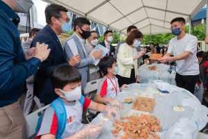 发展局、教育局、议会及政府工务部门会联同专业团体，举办实地考察及建立网上学习资源，把与建造业相关的STEAM知识透过学校带给下一代。