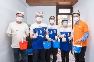 发展局常任秘书长（工务）刘俊杰（左二）日前参与义工服务，为筲箕湾的独居长者维修单位，同时为参与义工服务的同事打气。