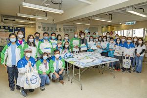 土木工程拓展署、水务署和渠务署不时举行跨部门义工服务。日前他们一起到西环邨探访长者。