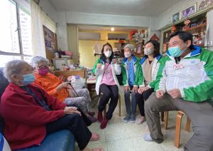 土木工程拓展署总工程师罗宝仪（左三）表示，跟长者面对面「倾吓计」，除了长者开心之外，他们也跟长者学到不少新事物。