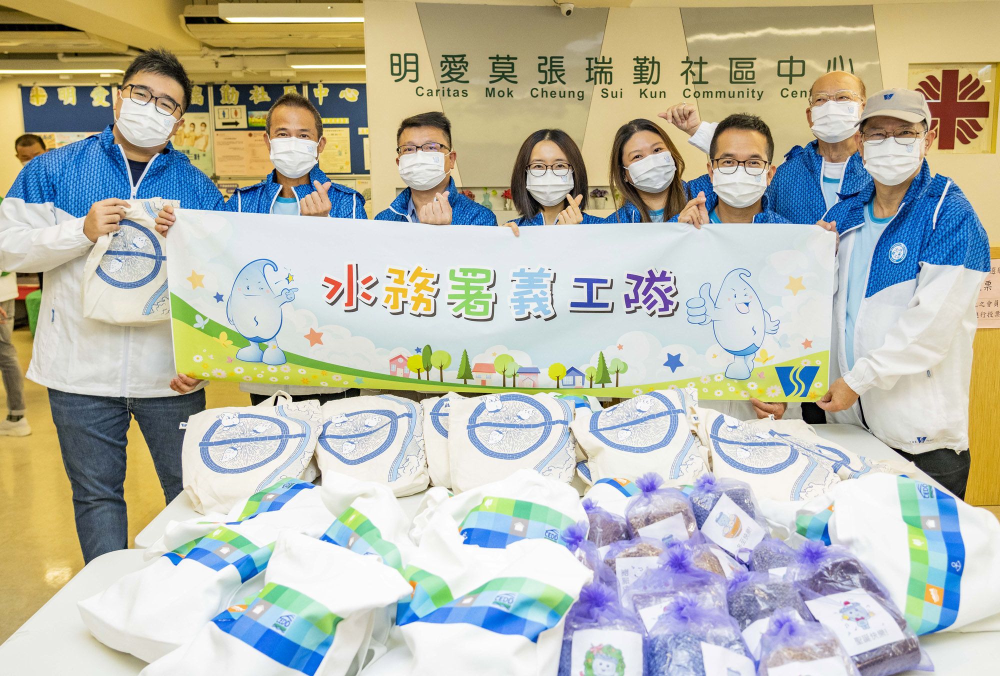 水务署工程师谭家欣（左四）表示，参与跨部门义工服务，助人之余，亦令她认识了不少志同道合的义工朋友。