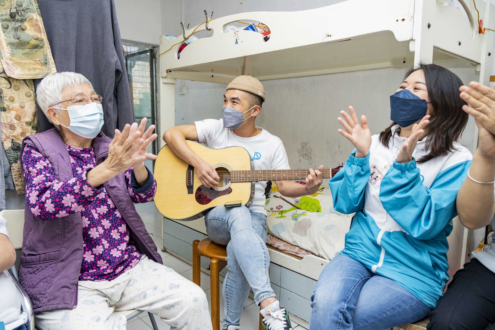 渠务署义工队日前到西环邨探访长者。