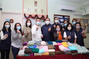 机电工程署义工队早前联同仁爱堂发起「编编送暖行动」，同事一呼百应，编织颈巾送予有需要人士。