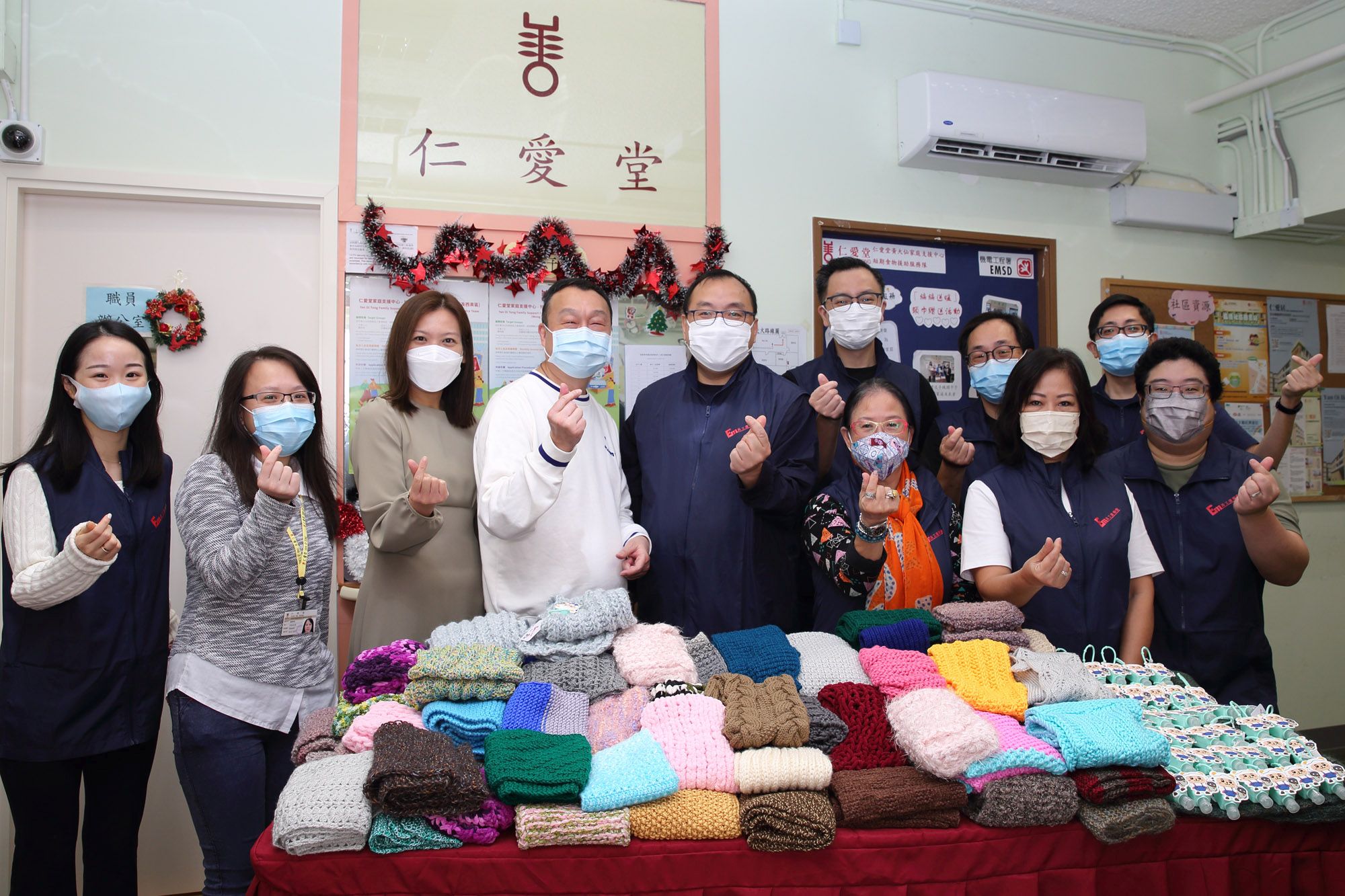 机电工程署义工队早前联同仁爱堂发起「编编送暖行动」，同事一呼百应，编织颈巾送予有需要人士。