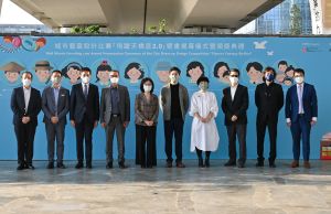 「城市艺裳设计比赛―飞跃天桥底2.0」早前举行开幕及颁奖礼。图示发展局局长甯汉豪（左五）、发展局常任秘书长（工务）刘俊杰（左四）、署理起动九龙东专员景国祥（右三）与主礼嘉宾及得奖的建筑师梁安裕（右五）和设计师龙晓琳（右四）合照。