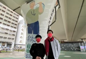 梁安裕（右）和龙晓琳（左）表示，他们把承托着观塘绕道的30条桥墩，比喻为支持九龙东不同时期发展的人物。