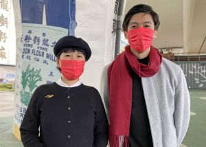 梁安裕（右）和龙晓琳（左）表示，制作壁画过程中最大的挑战是现场施工。他们要与各持份者保持沟通和协调，确保施工过程顺畅的同时，亦不会影响各个场地的使用者。