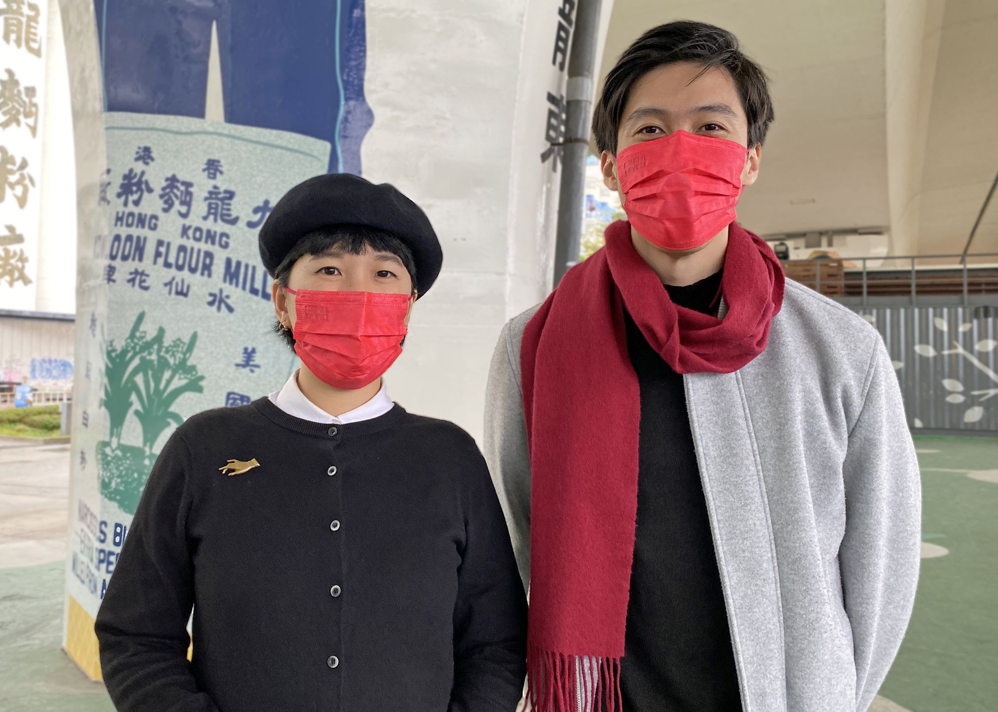 梁安裕（右）和龙晓琳（左）表示，制作壁画过程中最大的挑战是现场施工。他们要与各持份者保持沟通和协调，确保施工过程顺畅的同时，亦不会影响各个场地的使用者。