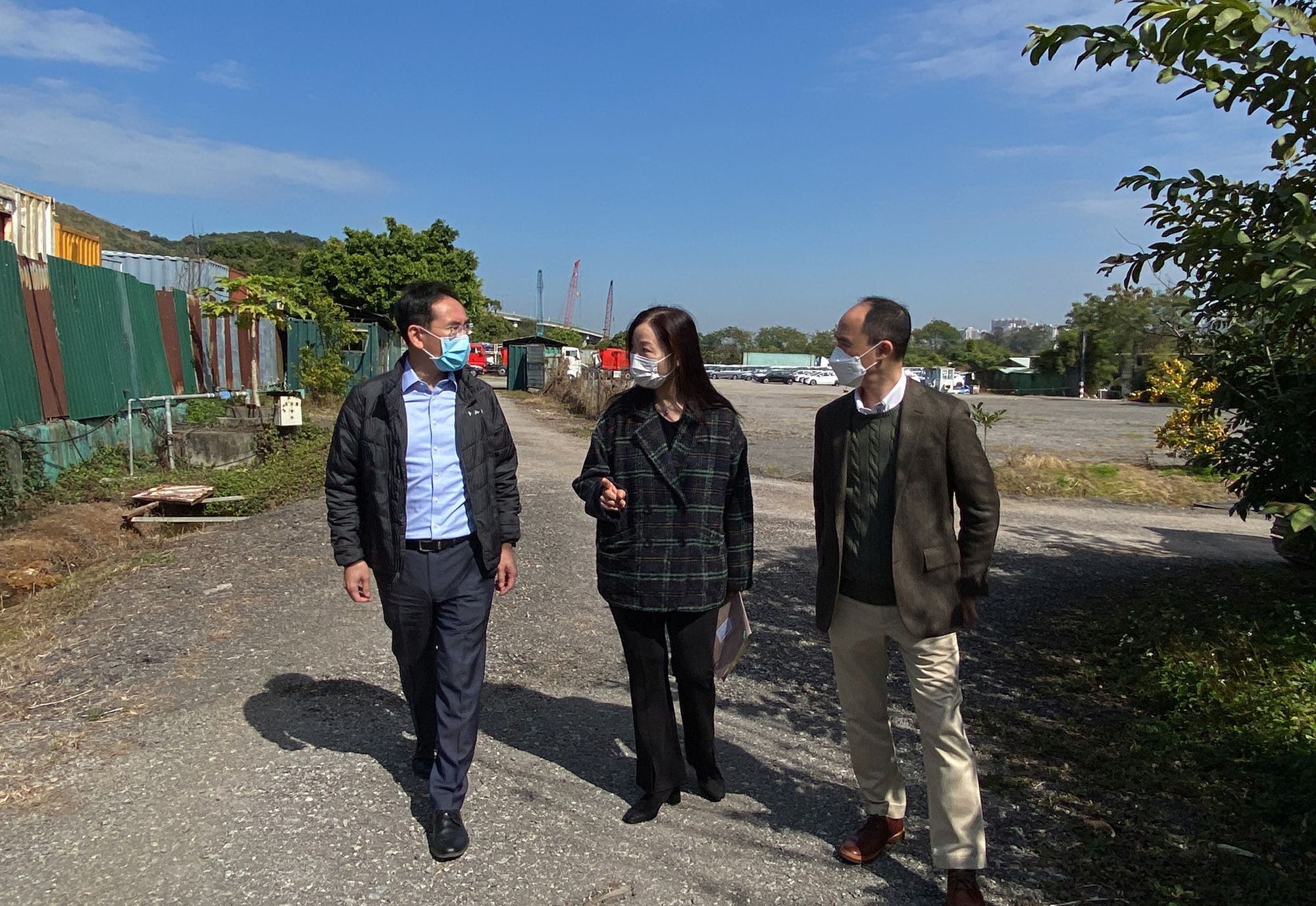 左起：发展局副局长林智文、地政总署助理署长赵莉莉、发展局首席助理秘书长袁承业介绍，政府以多管齐下的方式支援受影响的棕地作业者。