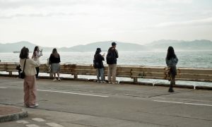 坚尼地城新海旁面向维港的路段为马路，影响游人欣赏日落时的体验。