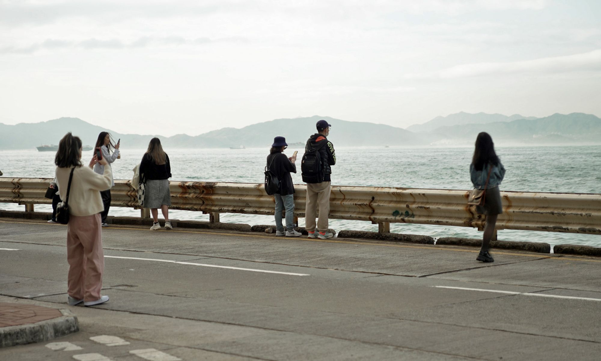 坚尼地城新海旁面向维港的路段为马路，影响游人欣赏日落时的体验。