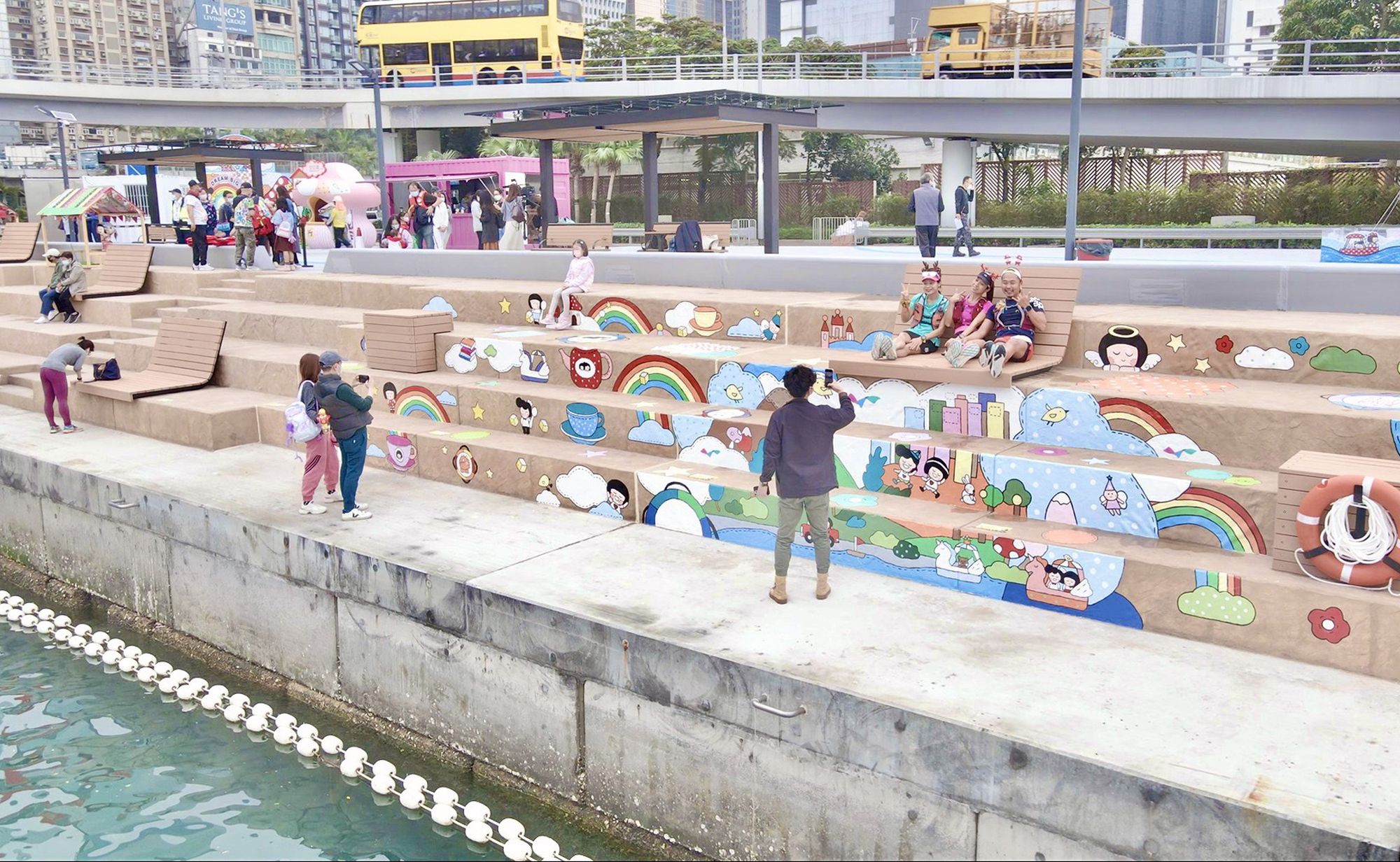 湾仔「水上运动及康乐主题区」的「海岸堤阶」为免因延伸出海而触及「填海」范围，以致其最低的一级与水面仍有距离，暂未能做到逐级延伸出海的亲水体验。