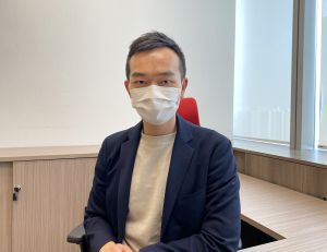 提供室内导航技术的开发商代表张仲文表示，他们运用了入门网站的三维行人道路网、「地形图」应用程式界面等，制作「畅行助手」应用程式。