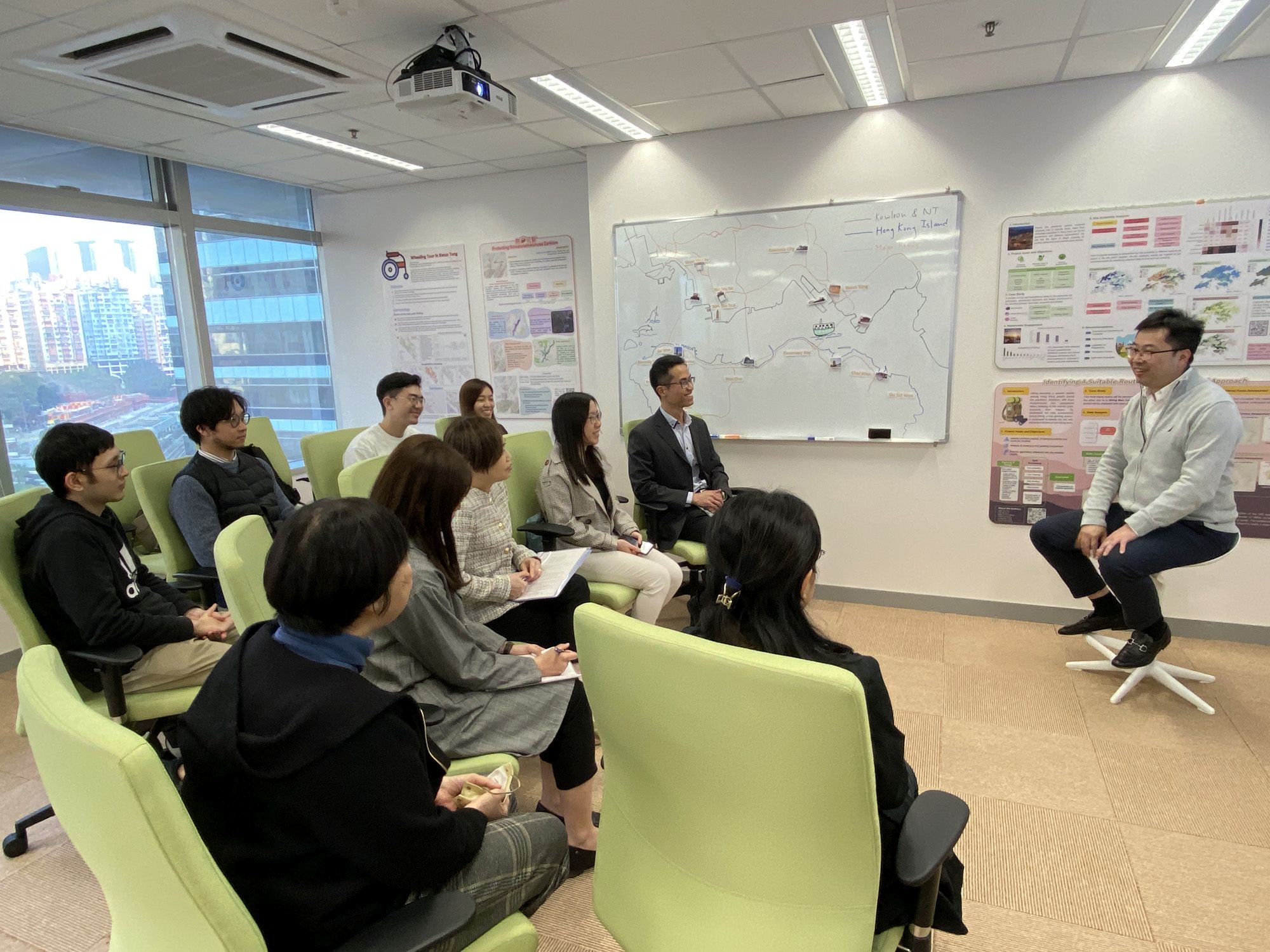 发展局成立的地理空间实验室举办不同类型的活动，让市民参与，例如工作坊、专题讲座、体验日等。