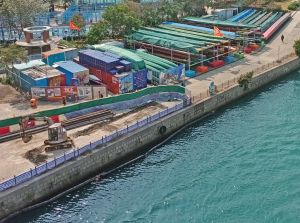 鸭脷洲东北角正加设登岸设施，便利公众人士上落船只。
