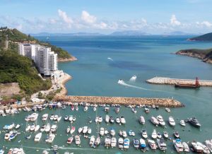 其他大型工程包括扩建香港仔避风塘，以增加船只停泊区。