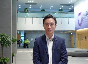 发展局助理秘书长（屋宇）黄朝扬表示，政府在过去五年拨出超过190亿元，推行多个维修资助计划。