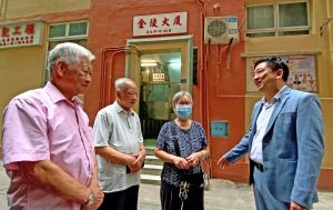 市建局总经理（楼宇复修）王思敬（右）早前到访西环的金陵大厦，了解楼宇复修计划如何协助他们改善居住环境。