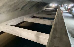 香港已有不同的政府设施设置于岩洞内，例如赤柱污水处理厂、港岛西废物转运站、图中的西区海水配水库等。