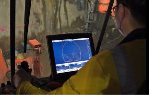 在建造岩洞期间，备有监察系统的智能钻挖机进行钻孔工序，能够进一步提高钻孔准确度，从而提高施工质素。