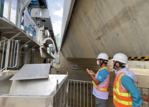 「机械式抓斗」配置人工智能系统监察河道有否淤塞，更可因应天气和水位数据资讯而自动调整运作频率。
