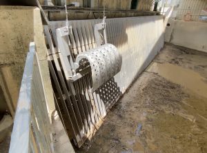 「机械式抓斗」配置人工智能系统监察河道有否淤塞，更可因应天气和水位数据资讯而自动调整运作频率。