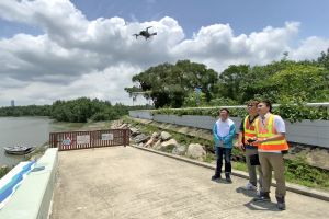 渠务署无人机操作员示范如何操作无人机，巡查渠务署辖下的河道。
