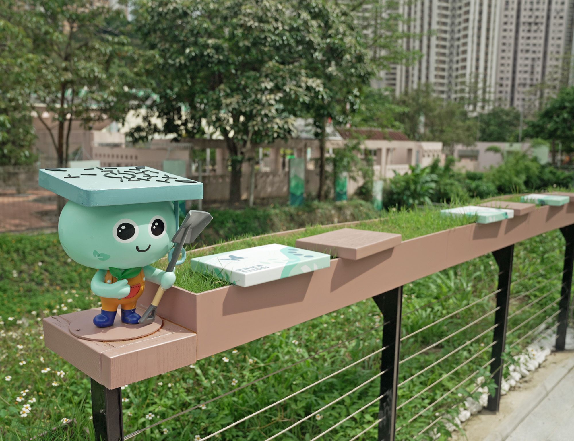 佐敦谷水道去年以「河畔城市」概念完成活化，展现绿化河道、增加公共休憩空间、带动近水文化等多项设计元素，包括设置「绿化咖啡枱」、太阳能充电装置等。