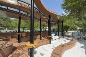 佐敦谷水道去年以「河畔城市」概念完成活化，展现绿化河道、增加公共休憩空间、带动近水文化等多项设计元素，包括设置「绿化咖啡枱」、太阳能充电装置等。