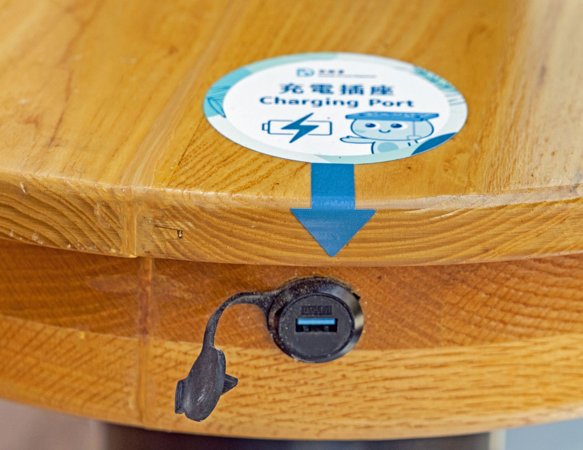 佐敦谷水道去年以「河畔城市」概念完成活化，展现绿化河道、增加公共休憩空间、带动近水文化等多项设计元素，包括设置「绿化咖啡枱」、太阳能充电装置等。