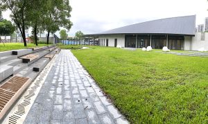 鲗鱼涌海滨旁的「舍区」为该区的居民及工作人士提供一个闹市中的｢绿洲｣，既可让他们进行休閒活动，亦可租借场地举办不同节目。