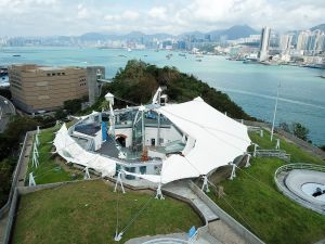 建筑署团队透过创新技术及改善细节设计，加强香港海防博物馆帐篷天幕的稳健性。