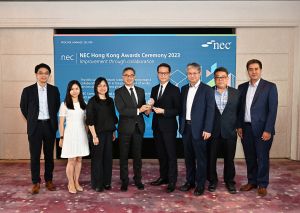 水务署署长邱国鼎（右四）与同事在香港举行的「新工程合约」颁奖礼上接受「年度水务工程项目」大奖。