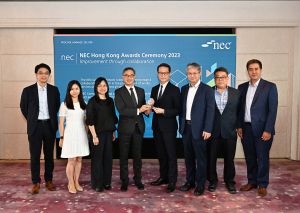 水务署署长邱国鼎（右四）与同事在香港举行的「新工程合约」颁奖礼上接受「年度水务工程项目」大奖。